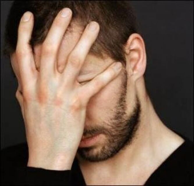 Ein Mann denkt über die Behandlung einer Prostatitis nach